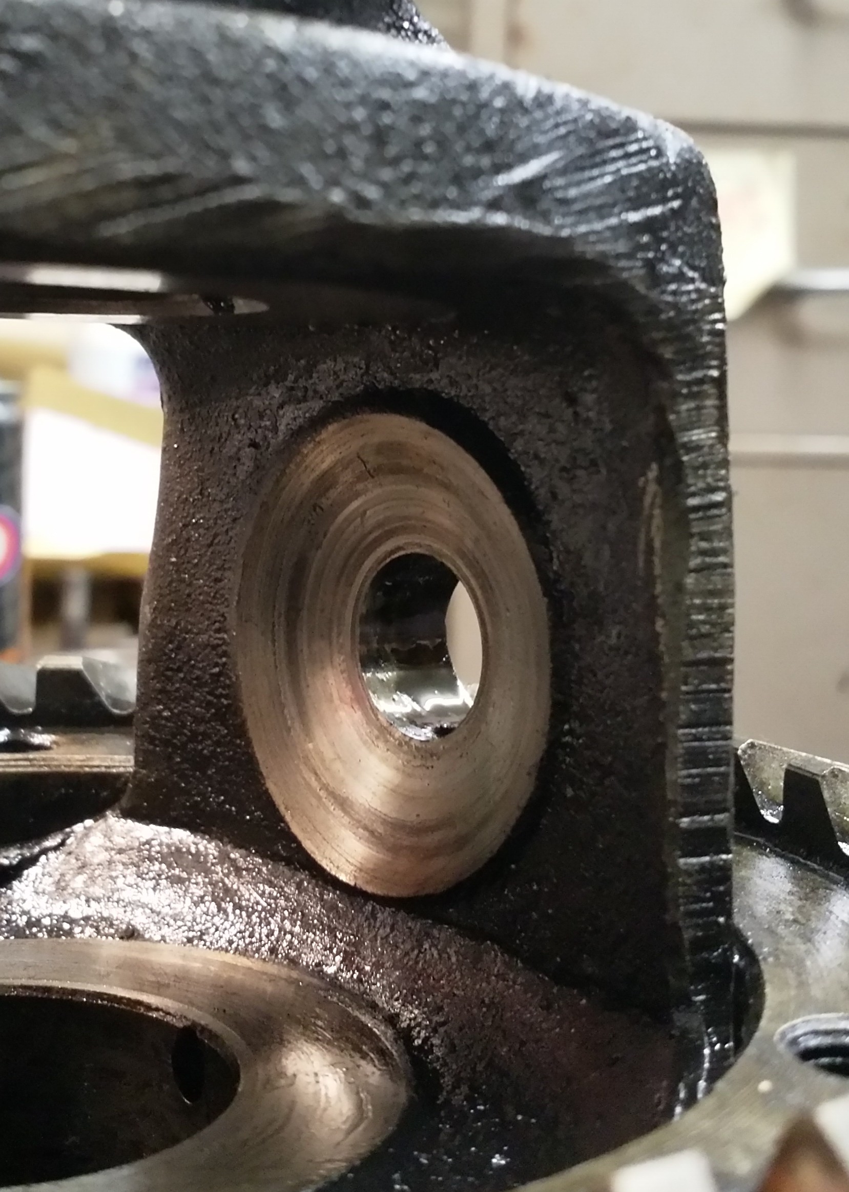 Thrust washer seat on one side of the diff cage.