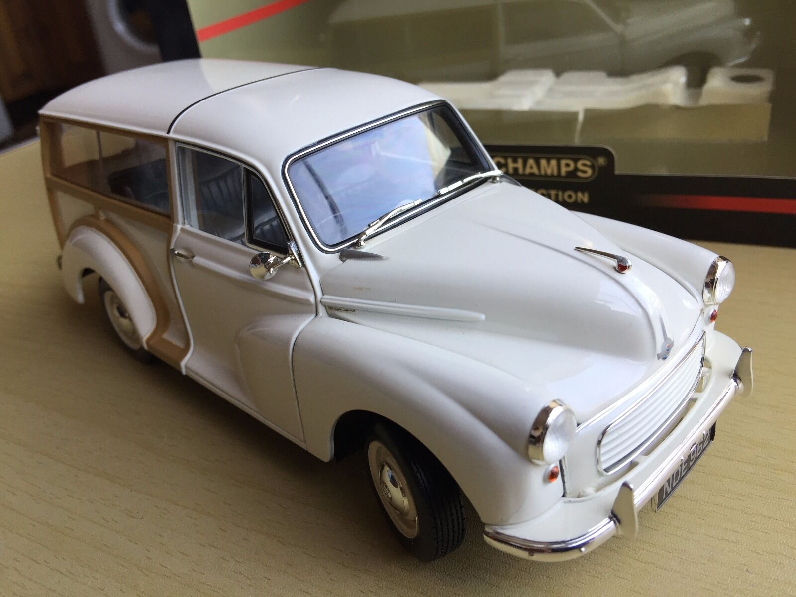 1-18th Minichamps Morris Minor Traveller.jpg