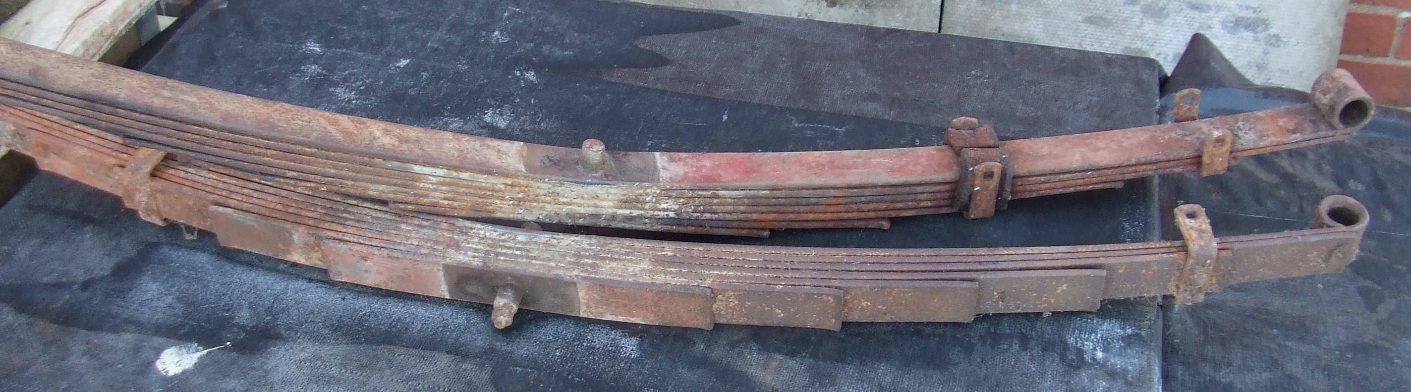 Morris Minor 7 leaf springs 1.JPG