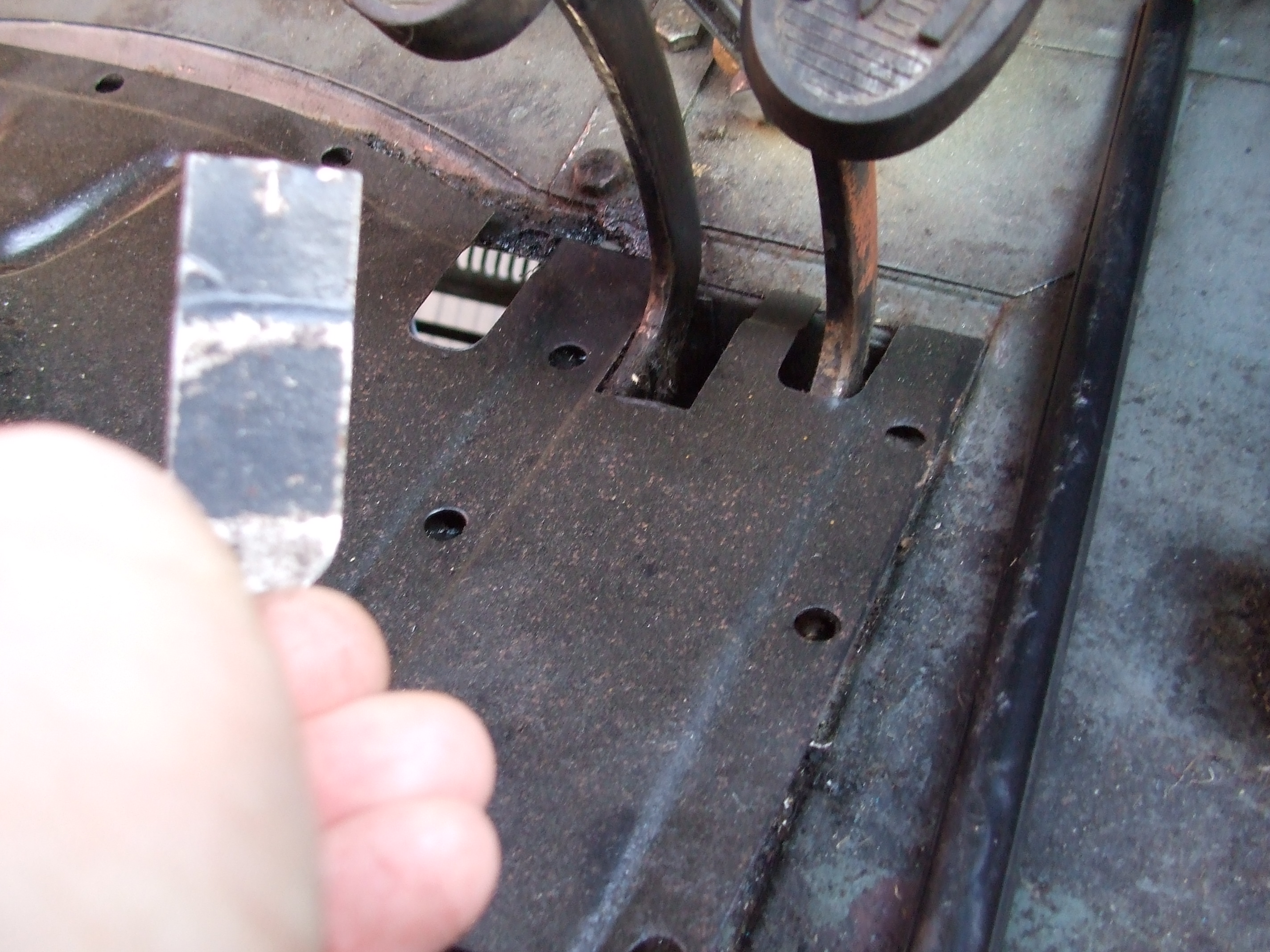 Gearbox tunnel cover pedal slot.JPG