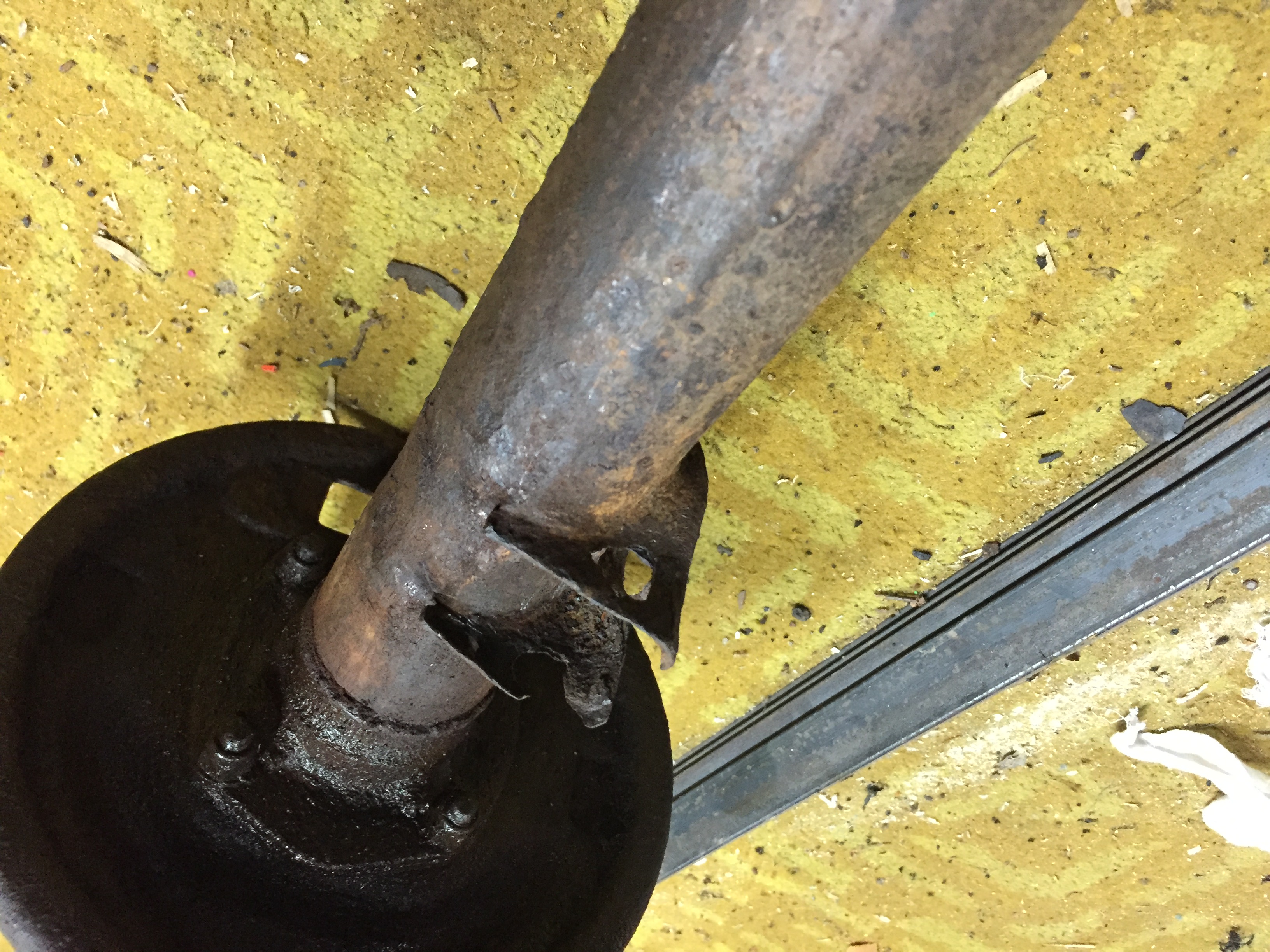 Mounting pad (nearside)
