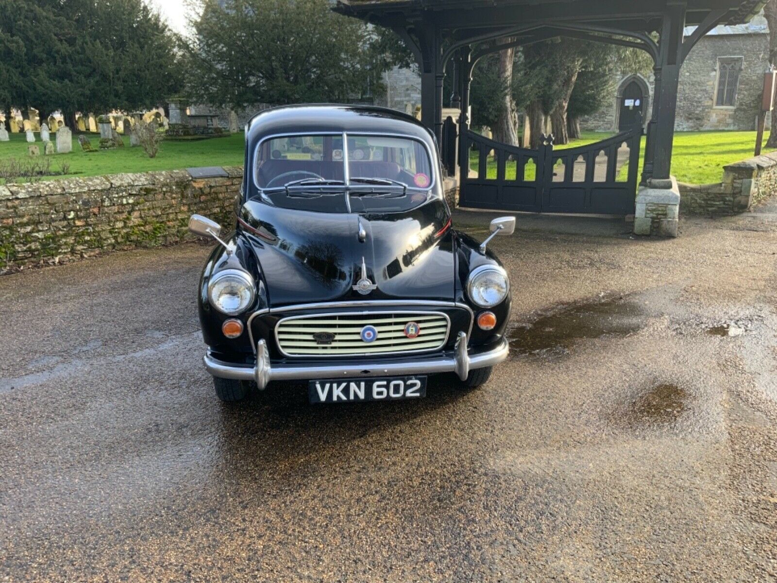 1955 Morris Minor Traveller front.jpg