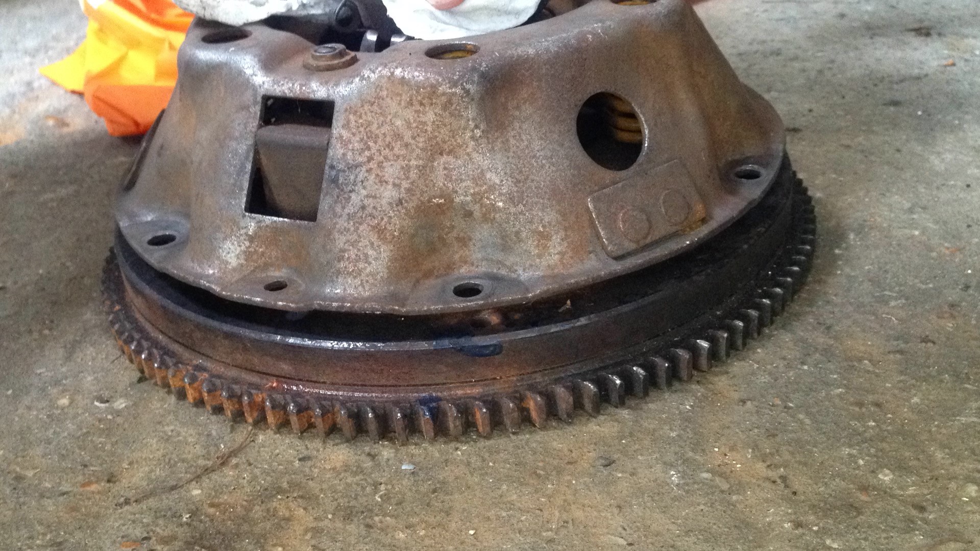 note gap betweem pressure plate and flywheel