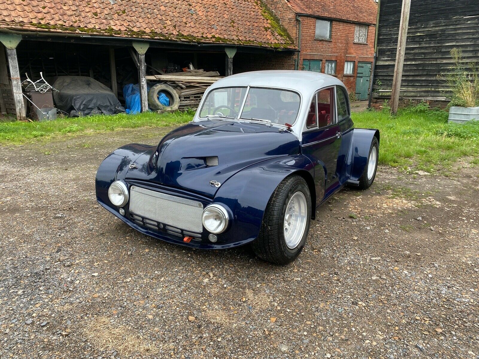 V8 split screen Morris Minor.jpg