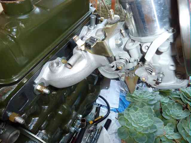 Abutment bracket on manifold