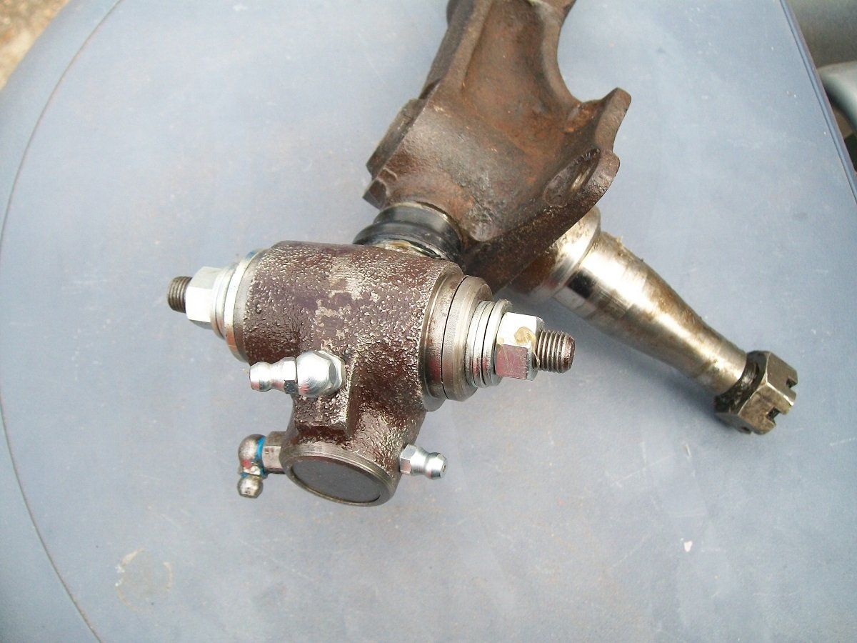 additional trunnion grease nipple.JPG