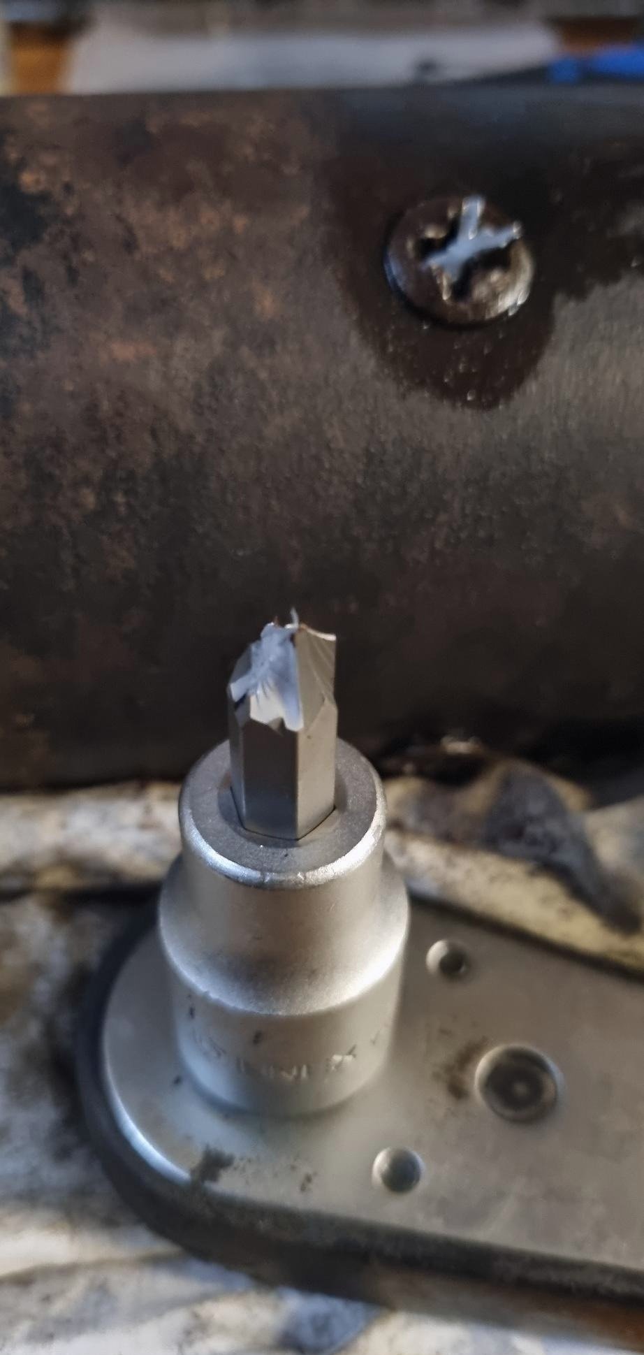 Broken_Socket.jpg
