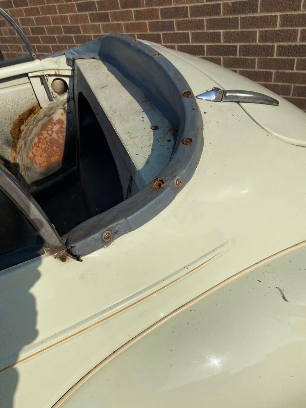 250322-1969-Morris-Minor-1000-Convertible-Interior-and-Hood-Removal.jpg