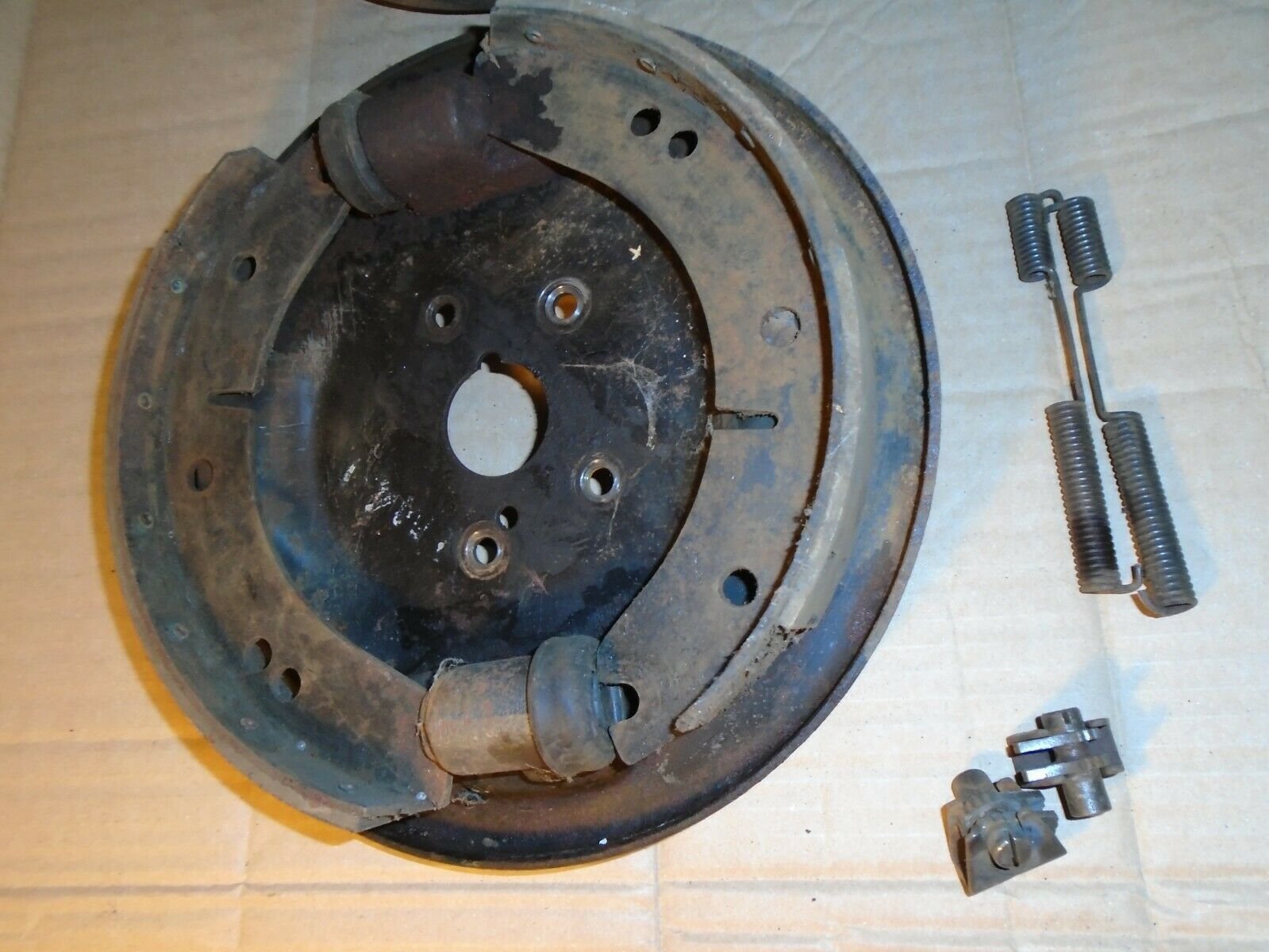 Wolseley 1500 brakes 6.jpg