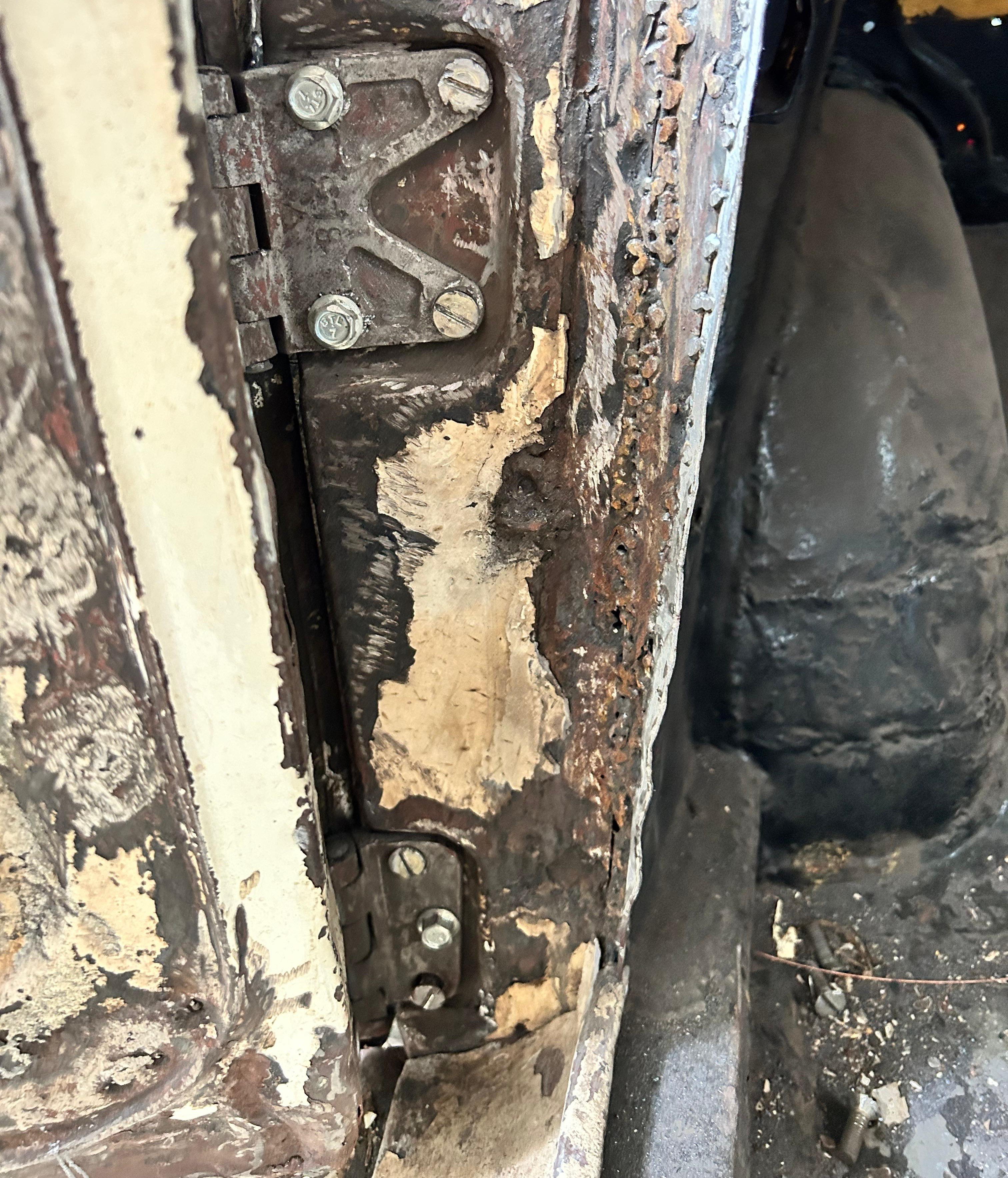 door hinge.jpeg