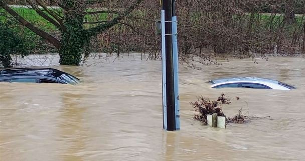 River 2 cars.JPG
