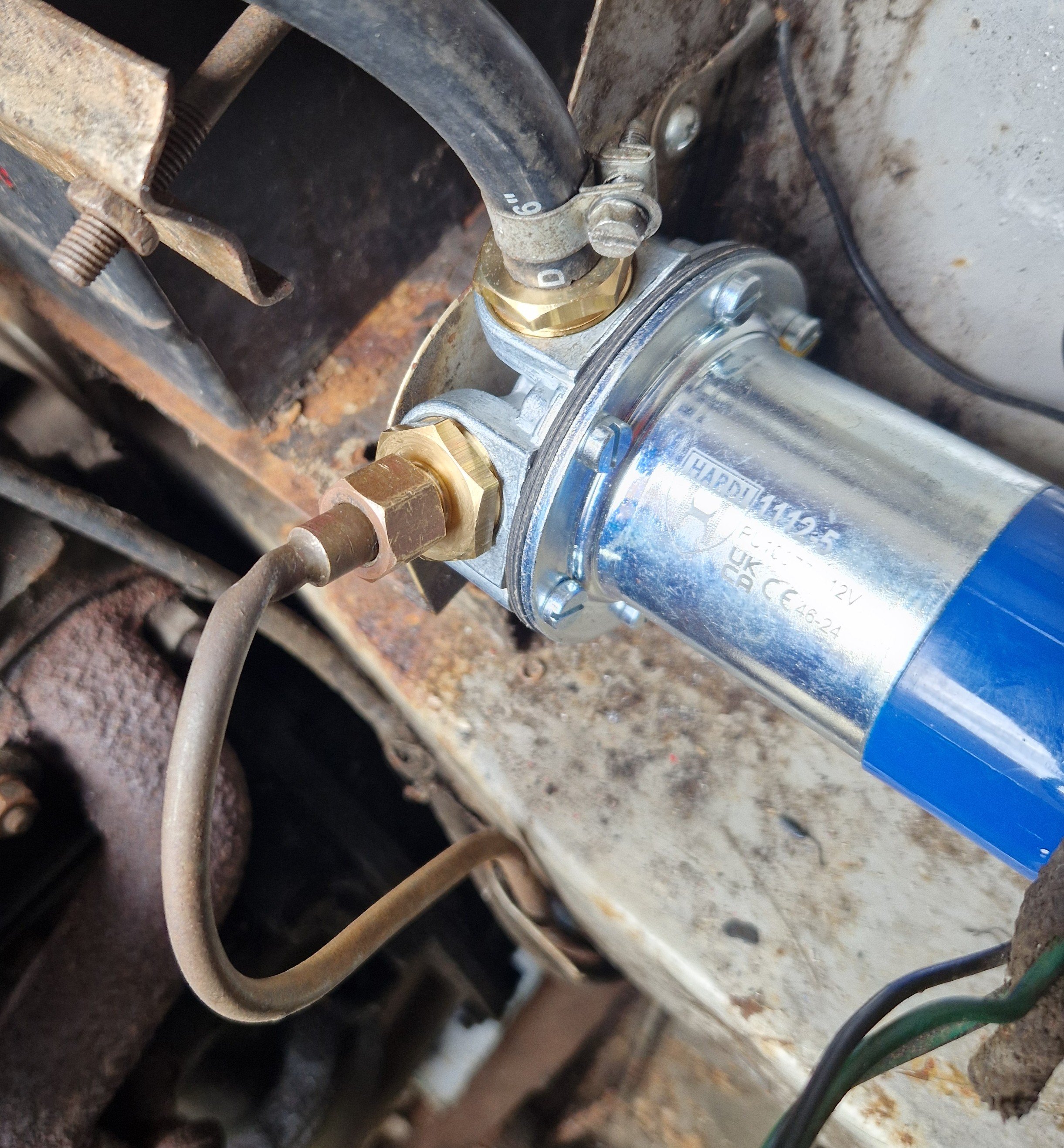 Fuel pipe into pump connection