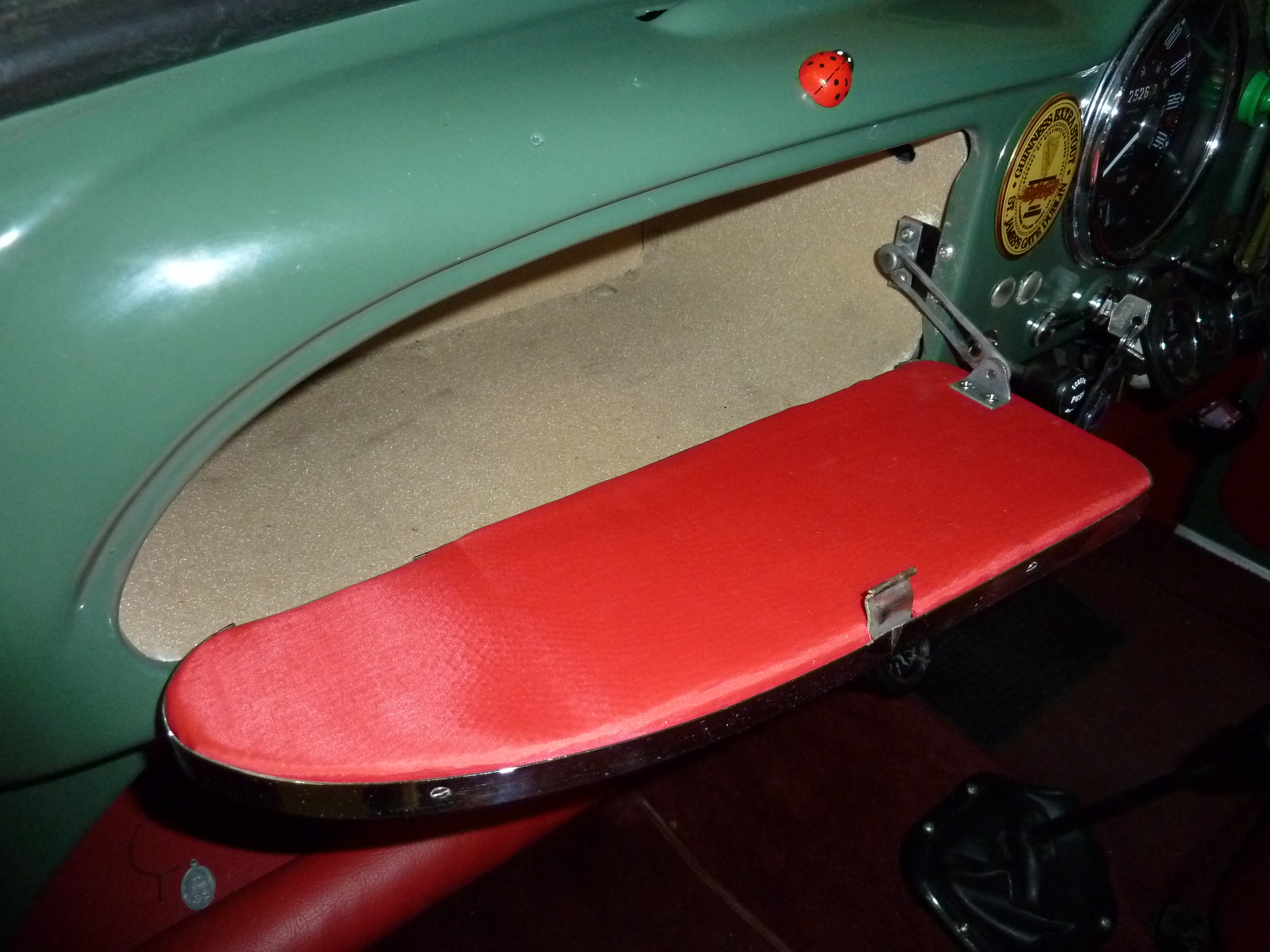 Glove_box_2.JPG