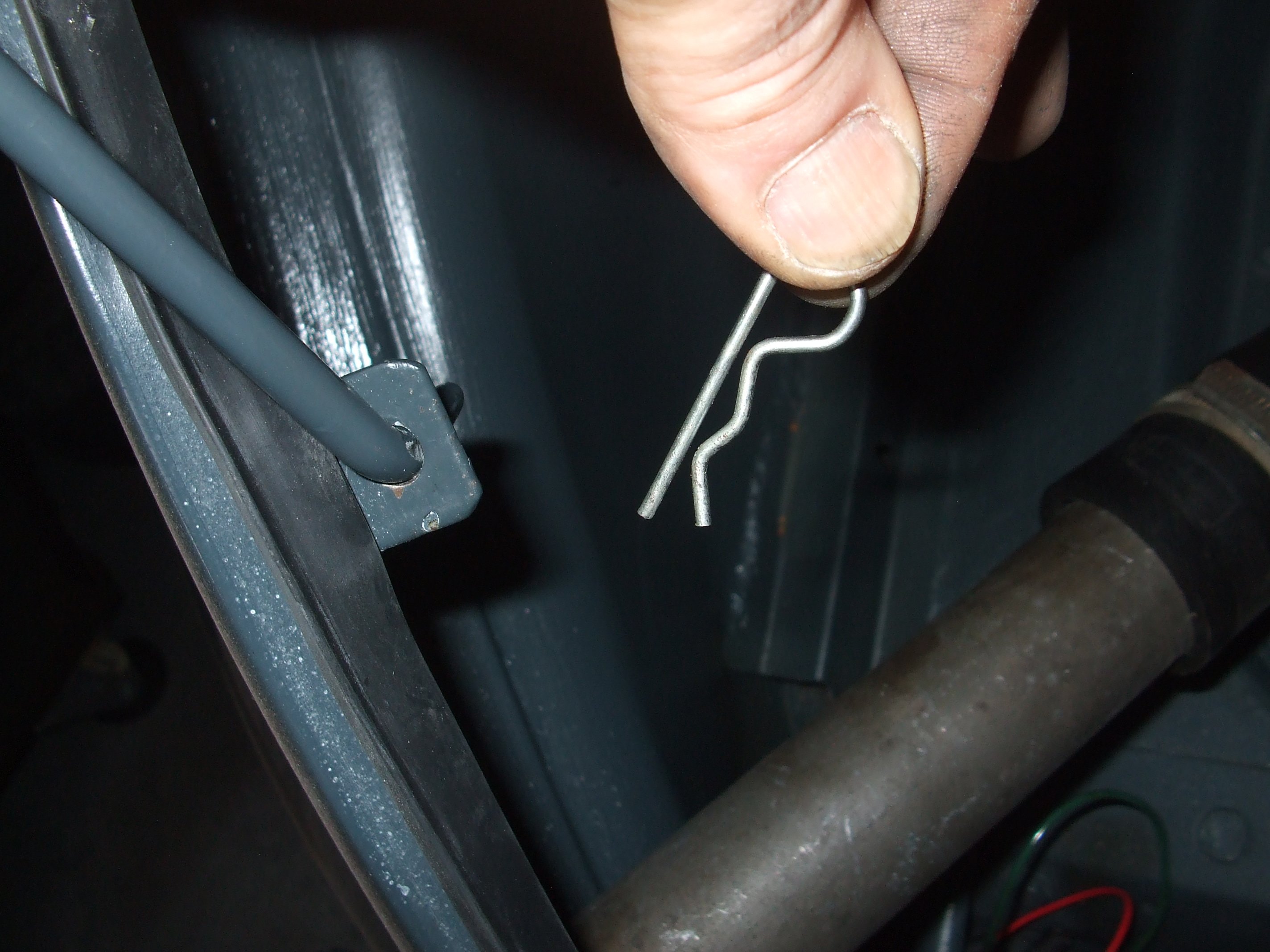 Sally's boot lid stay safety R clip 1.JPG