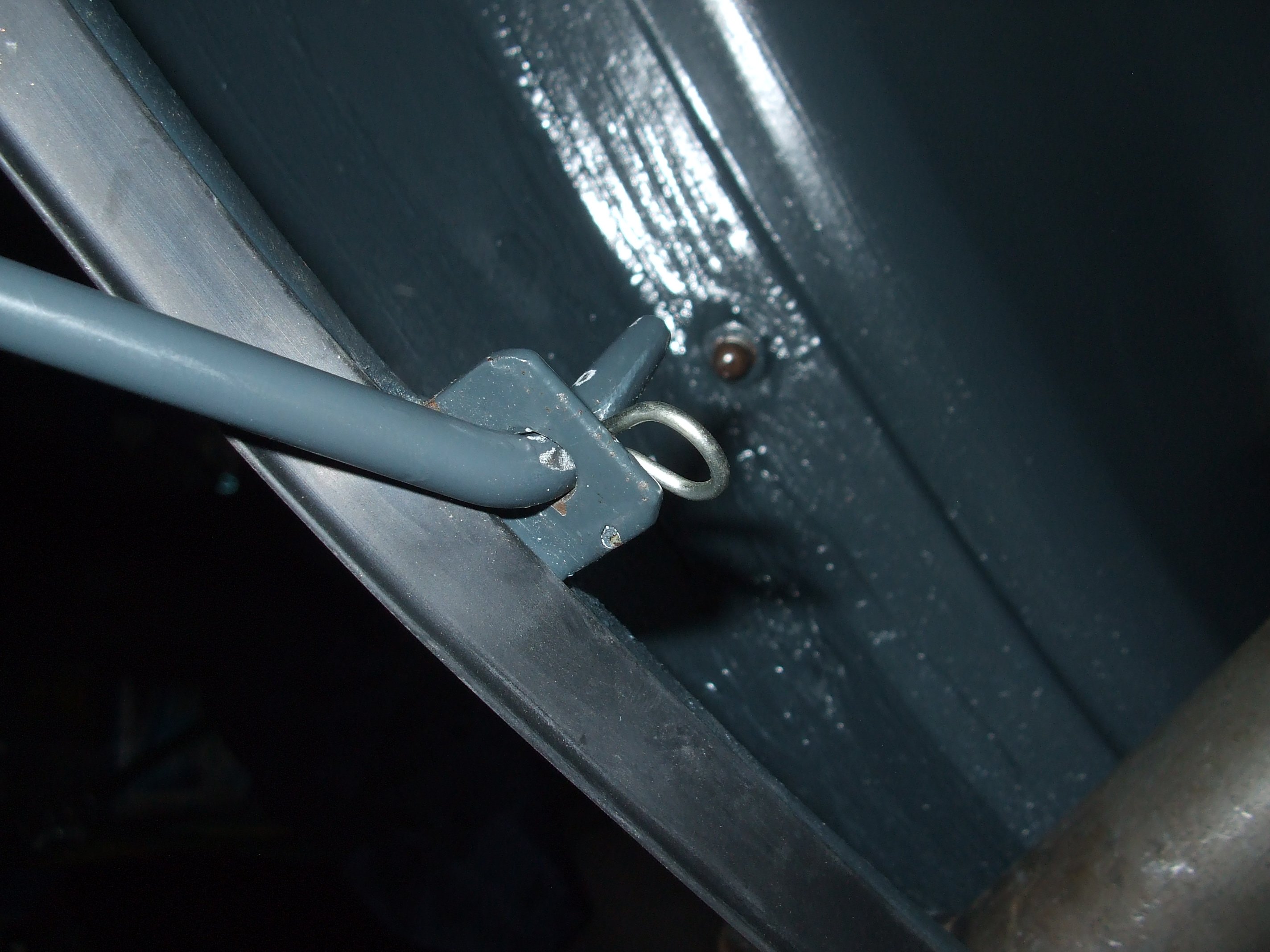 Sally's boot lid stay safety R clip 3.JPG