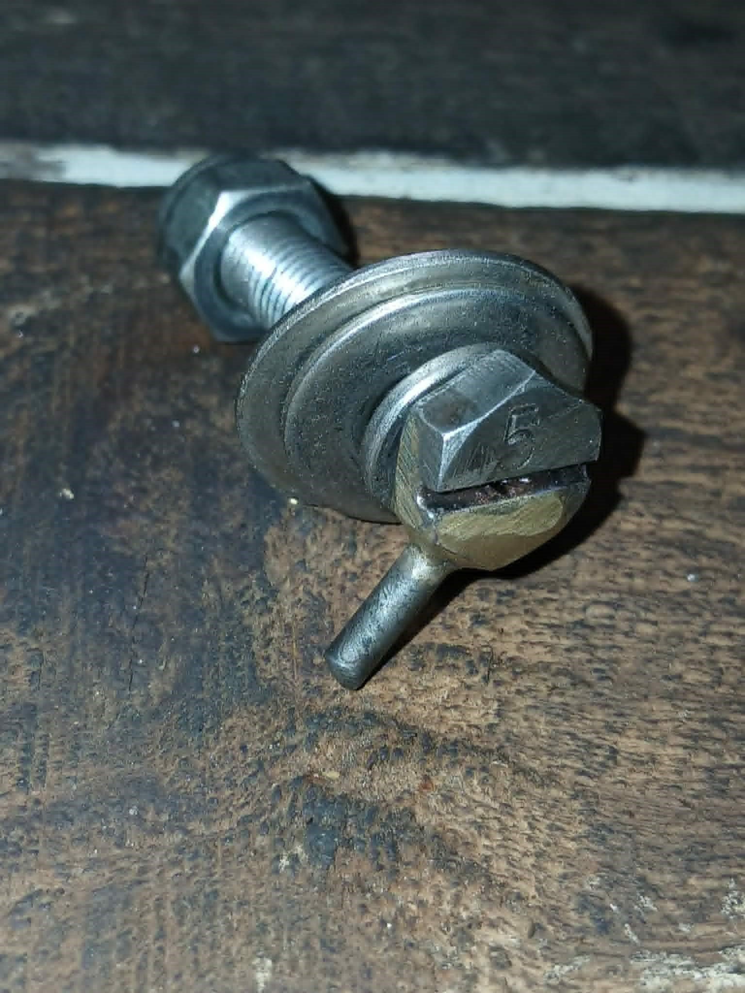 captive nut screw1.jpg