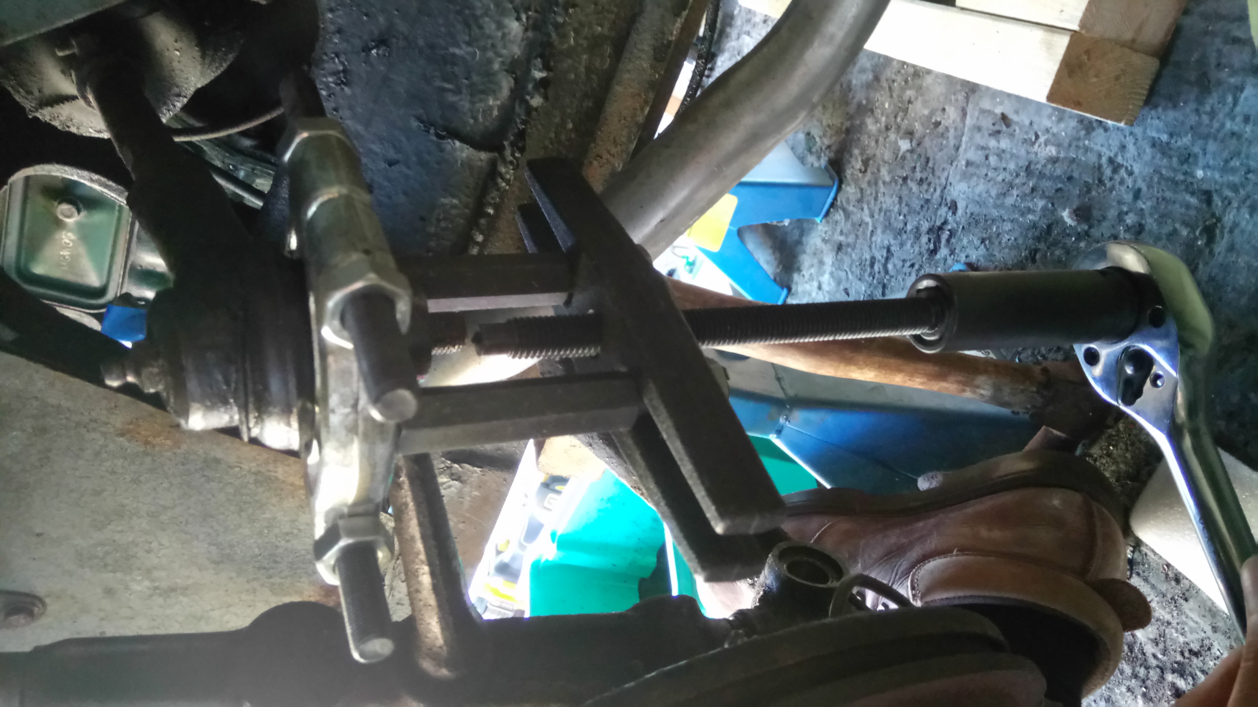 Bearing puller and track rod end.