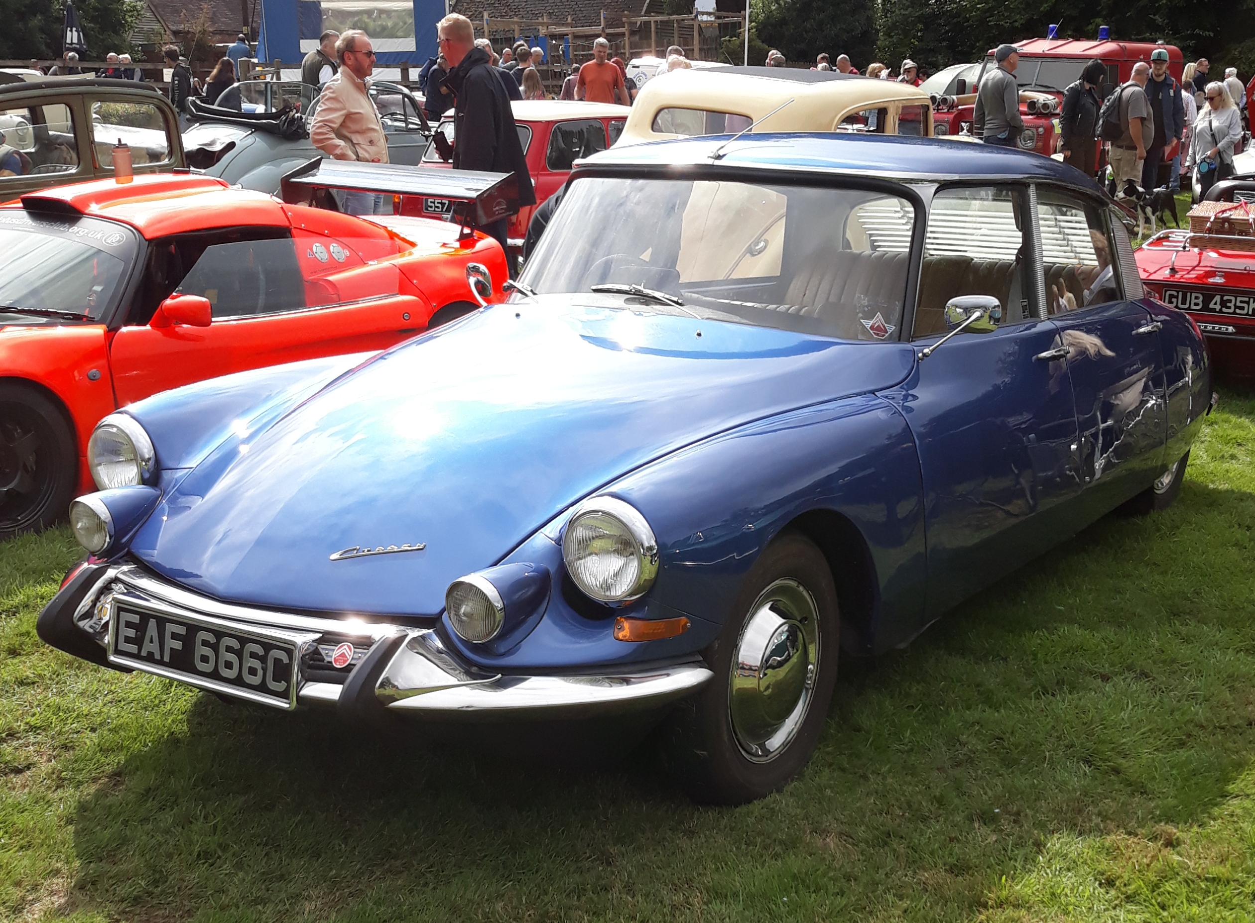 Citroen I'D. Round headlamps. Fog lights in pods